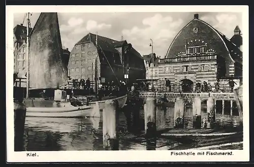 AK Kiel, Fischhalle mit Fischmarkt und Segelboot