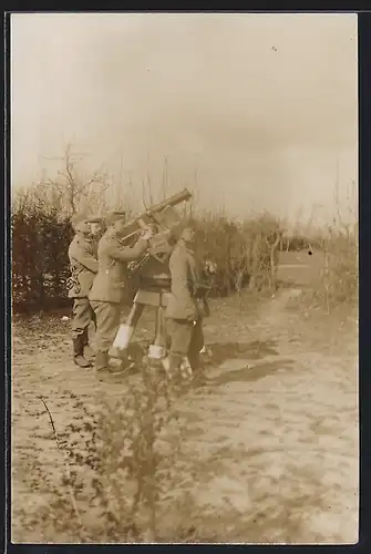 Foto-AK Soldaten der Infanterie in Uniform mit Geschütz