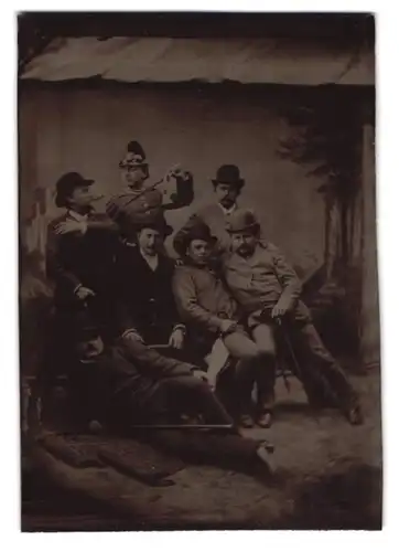 Fotografie Ferrotypie Soldat in Gardeuniform mit Raupenhelm und Freunden in spielerischer Pose