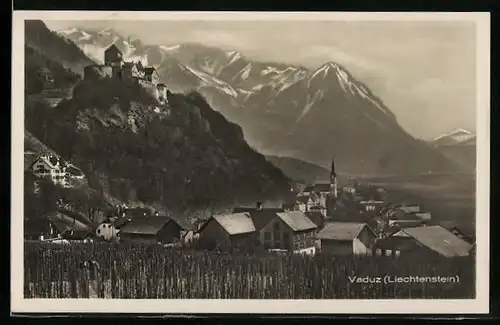 AK Vaduz, Ortsansicht mit Berggipfel