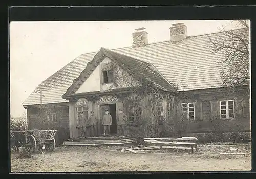 Foto-AK Theodorow, deutsche Soldaten vor einem Haus