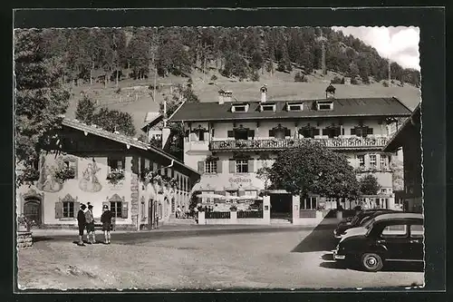 AK Wallgau / Obb., Parkende Autos am Hotel-Gasthof Zur Post