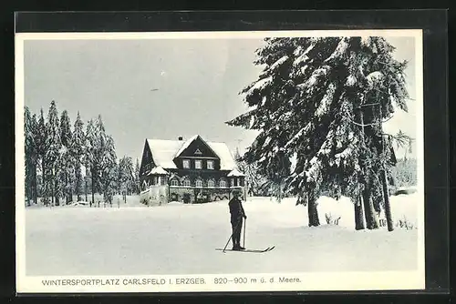 AK Carlsfeld i. Erzgeb., Skiläufer vor einem Haus