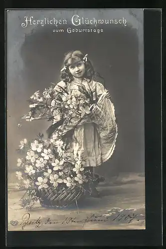 Foto-AK EAS: Glückwunsch zum Geburtstage, ein junges Mädchen posiert vor einem Blumenkorb