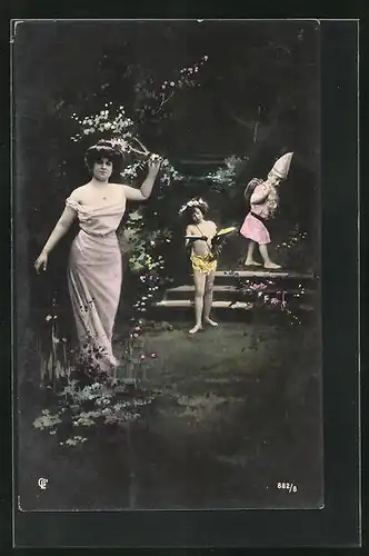 Foto-AK GL Co: Mutter und Kinder in märchenhaften Gewändern