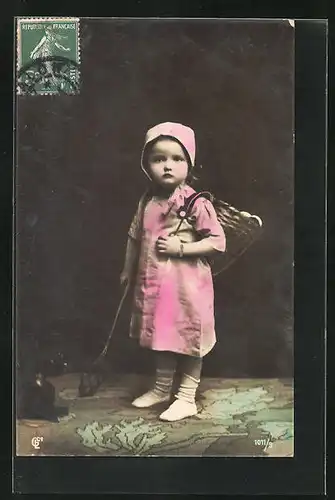 Foto-AK GL Co: kleines Mädchen mit Korb und Teppichklopfer