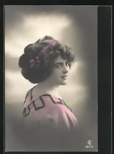 Foto-AK GL Co: Fräulein im rosafarbenen Kleid mit Haarschleife