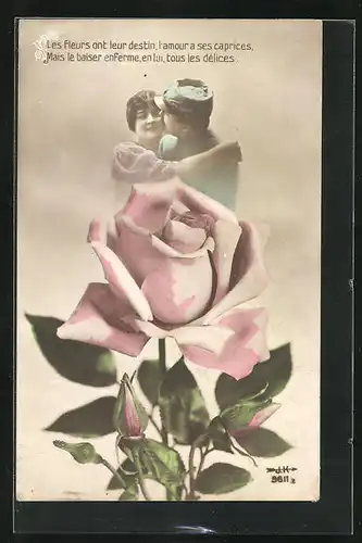 AK Fotomontage mit ein sich küssendes Liebespaar auf einer Rosenblüte