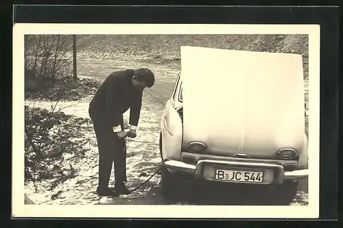 Foto-AK Mann am Auto Renault Dauphine auf einer Landstrasse im Winter