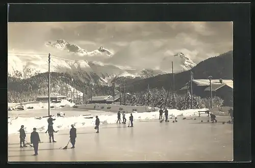 Foto-AK Männer beim Curling in den Bergen, Wintersport