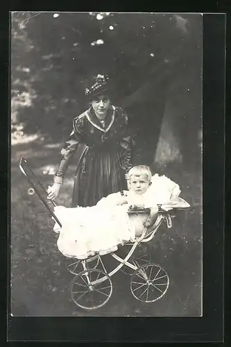 Foto-AK Aufnahme einer Mutter mit dem Kind im Kinderwagen