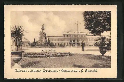 AK Piacenza, Stazione Ferroviaria e Monumento a G. Garibaldi, Bahnhof