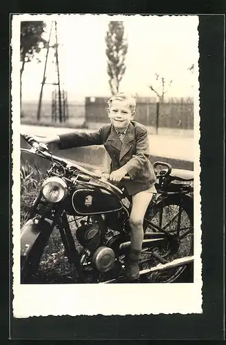 Foto-AK Glücklicher Junge auf Motorrad