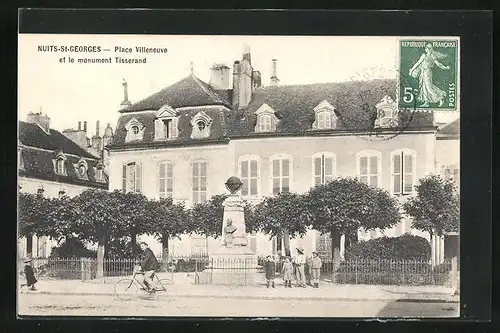 AK Nuits-Saint-Georges, Place Villeneuve et le monument Tisserand