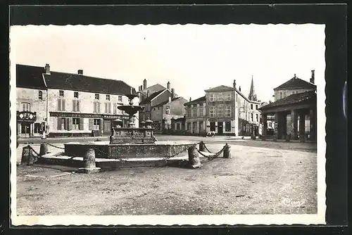 AK Nogent-en-Bassigny, Palce de l`Hôtel-de-Ville, La Fontaine