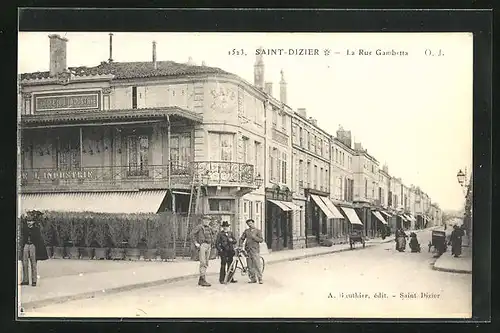 AK Saint-Dizier, La Rue Gambetta, Mann mit Fahrrad