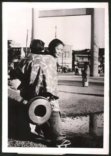 Fotografie Japanerinnen vor dem grossen Tor des Yaskunischreines - Szene aus dem Film Das neue Asien