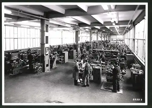 Fotografie Werkhalle, Werksarbeiter an grossen Maschinen bei der Arbeit