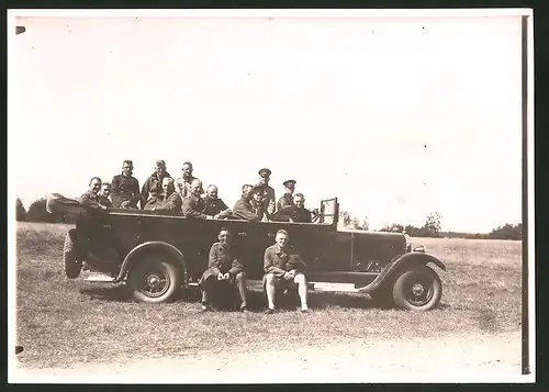 Fotografie Auto, Soldaten in Uniform posieren im Auto