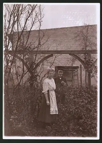 Fotografie Ansicht Güstrow, Junge und Mädchen im Garten des Hauses von August Haackert