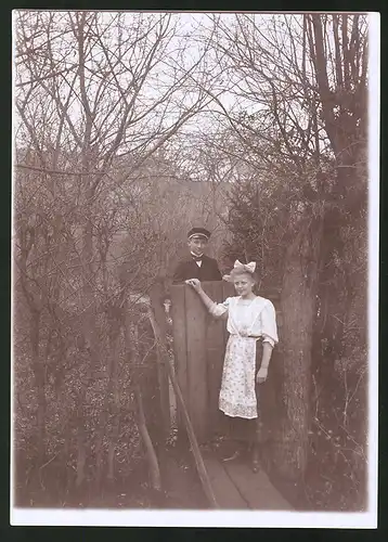 Fotografie Ansicht Güstrow, im Garten des Hauses von August Haackert, Junge und MÃ¤dchen