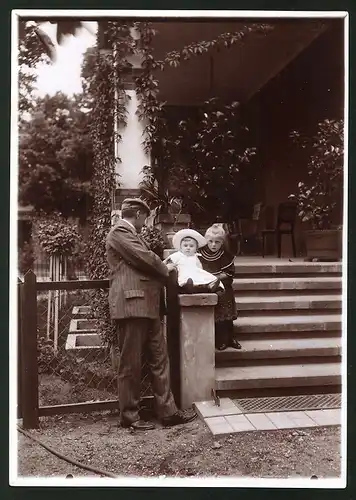 Fotografie Ansicht Güstrow, Mann im Anzug mit Kindern vor dem Haus von August Haackert
