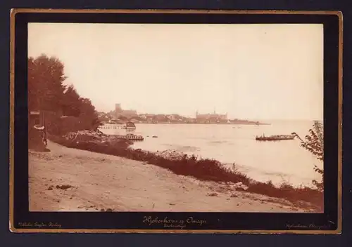 Fotografie Wilhelm Trydes Forlag, Ansicht Kopenhagen, Strandpartie mit Blick auf den Ort, Omega