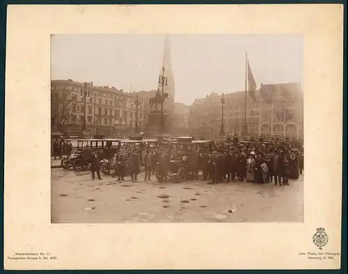 Fotografie John Thiele Hamburg, Ansicht Hamburg, Autos auf dem Rathausmarkt, Kaiser-Wilhelm-I. Denkmal