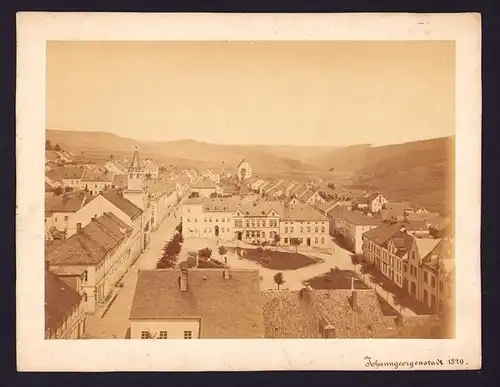 Fotografie Ansicht Johanngeorgenstadt, Blick in den Ort mit Hotel de Saxe und Marktplatz ca. 1879