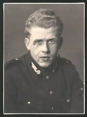 Fotografie Photo-Atelier Fried. Gutermann Lörrach, Porträt Eisenbahner in Uniform