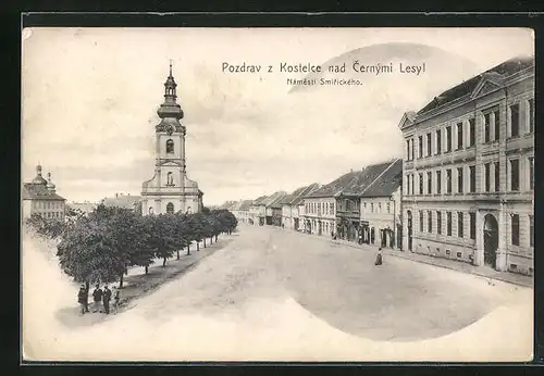 AK Kostelec nad. Cern. Lesy, Marktplatz mit Kirche und Gebäudezeile