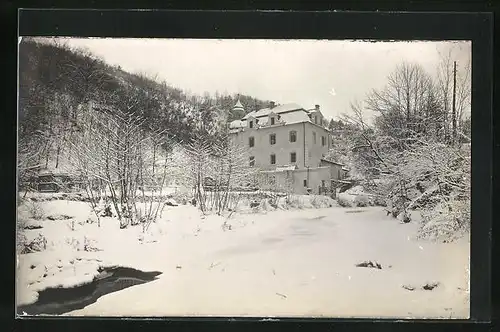 AK Sv. Jan Pod Skalon, Feldpartie mit Gebäudeansicht im Winter