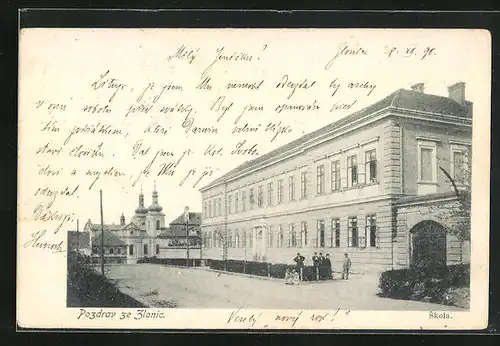 AK Zlonice, Schule mit Kirche und Passanten