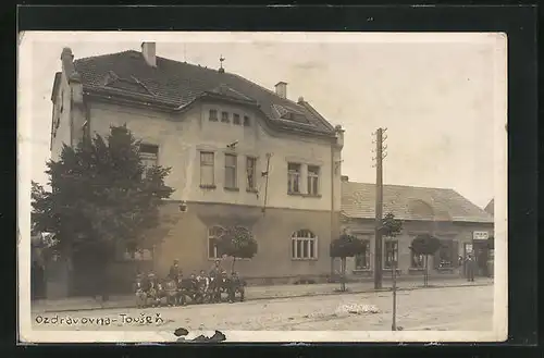 AK Lazne Tousen, Personen sitzen an der Strasse