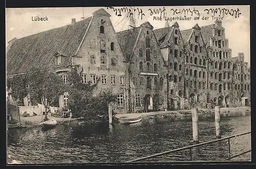 AK Lübeck, Alte Lagerhäuser an der Trave, Flusspartie