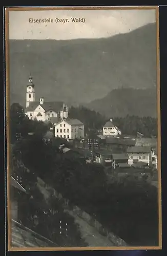 AK Eisenstein /bayr. Wald, Ortsansicht mit Kirche und Berg
