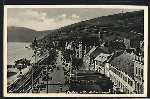 AK Rüdesheim a. Rh., Rheinpromenade mit Bahngleis