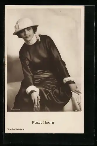 AK Schauspielerin Pola Negri mit Hut und schwarzem Kleid