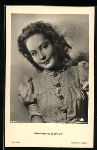 AK Schauspielerin Hannelore Schroth mit verträumten Blick und Halskette