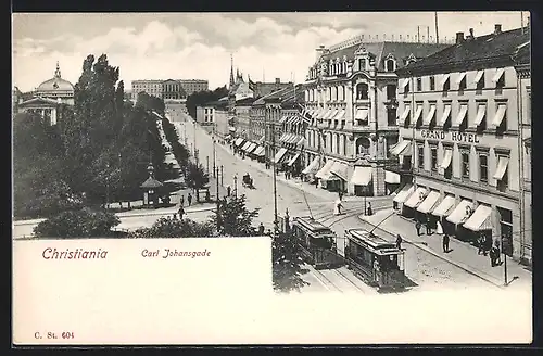 AK Oslo, Strassenbahn in der Carl Johansgade und Grand Hotel