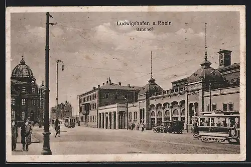AK Ludwigshafen /Rhein, Strassenbahn vor dem Bahnhof