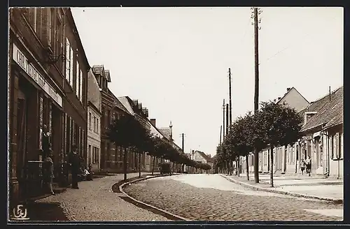 AK Jerichow bei Magdeburg, Strassenpartie mit Geschäft Chr. Tietge, mit Inhaber im Eingang