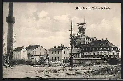 AK Wietze /Kr. Celle, Erdölwerke, Ölschacht mit Förderturm und Gebäuden