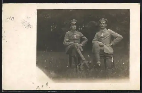 Foto-AK zwei Soldaten in Uniform mit Orden Eisernes Kreuz am Band, in Leipzig