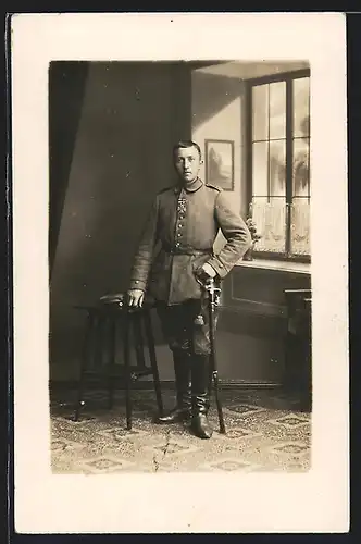 Foto-AK junger Soldat in Felgrau Artillerie Uniform mit Orden Eisernes Kreuz und Säbel samt Portepee