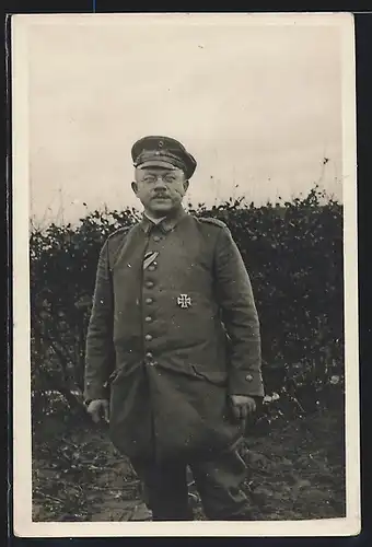 Foto-AK Leutnant Albert in Feldgrau Uniform mit Orden Eisernes Kreuz, Mensurnarbe im Gesicht