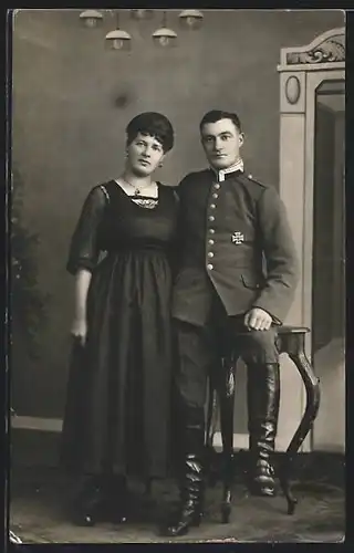 Foto-AK Uffz. in Uniform mit Eisernes Kreuz Orden, nebst seiner Frau, Kriegsausmarsch