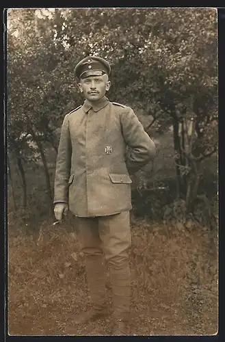 Foto-AK Soldat in Feldgrau Uniform mit Orden Eisernes Kreuz