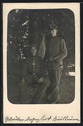 Foto-AK Soldaten Gebrüder Degenhard in Uniform Rgt. 2 mit Orden Eisernes Kreuz, Bajonett