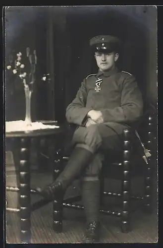 Foto-AK Soldat in Feldgrau Uniform mit Eisernes Kreuz Orden, Bajonett mit Portepee